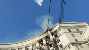 Наслідки нічної атаки РФ по Україні: у Києві влучання у Кабмін та пожежа — що відомо станом на зараз