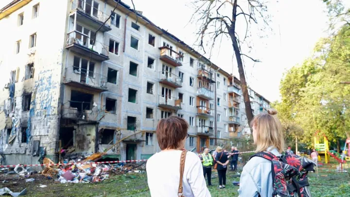 Росія масовано вдарила по Києву балістикою: загинули люди, палають будинки та склади