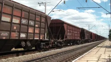 Росія вдарила по цивільному поїзду на Донеччині: поранено машиніста 