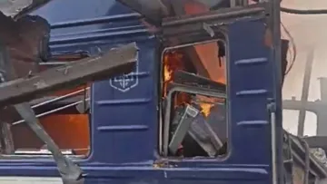 Постраждали пасажири: Росія вдарила по залізничному вокзалу на Сумщині та атакувала поїзд Шостка-Київ – відео 