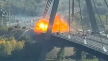 РФ вдарила дроном по Північному мосту у Києві – пошкоджено дорожнє полотно: відео та подробиці від Кличка