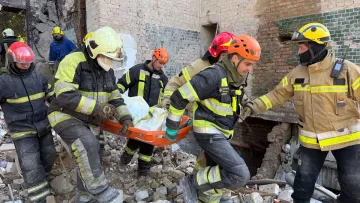 Понад 20 загиблих: триває розбір завалів після удару РФ по Києву, у місті заборонили розважальні заходи 