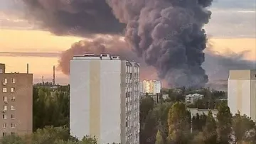Забезпечує війська РФ пальним: Генштаб ЗСУ повідомив деталі успішного удару по Саратовському НПЗ – відео 