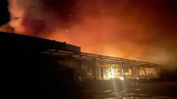 Згоріли чипси й сухарики: росіяни знищили великий склад українського виробника снеків у Павлограді