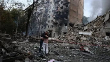 Хлопця, якого чекали батьки, дістали з-під завалів: кількість загиблих після удару по Києву збільшилася