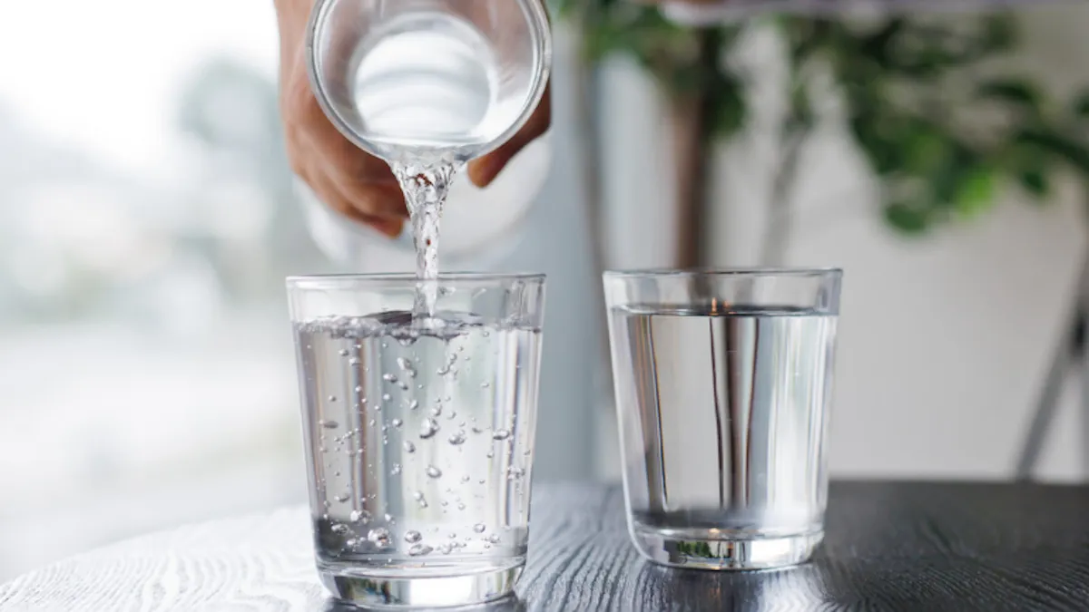 Скільки насправді потрібно пити води: науковці назвали точну кількість