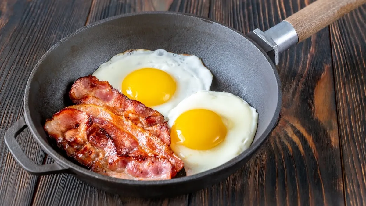 Експертка назвала продукт у яєчні, що підвищує холестерин: що не можна додавати до сніданку