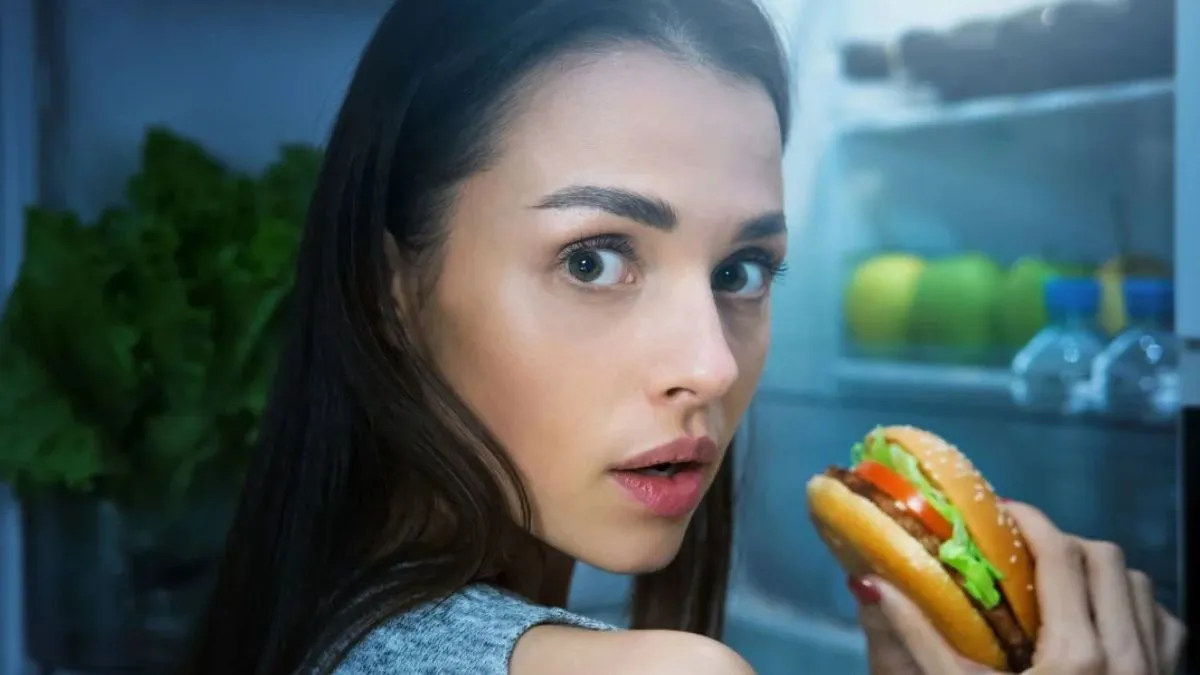 Працівникам нічних змін до уваги: що їсти вночі, щоб не погладшати та мати заряд енергії для роботи