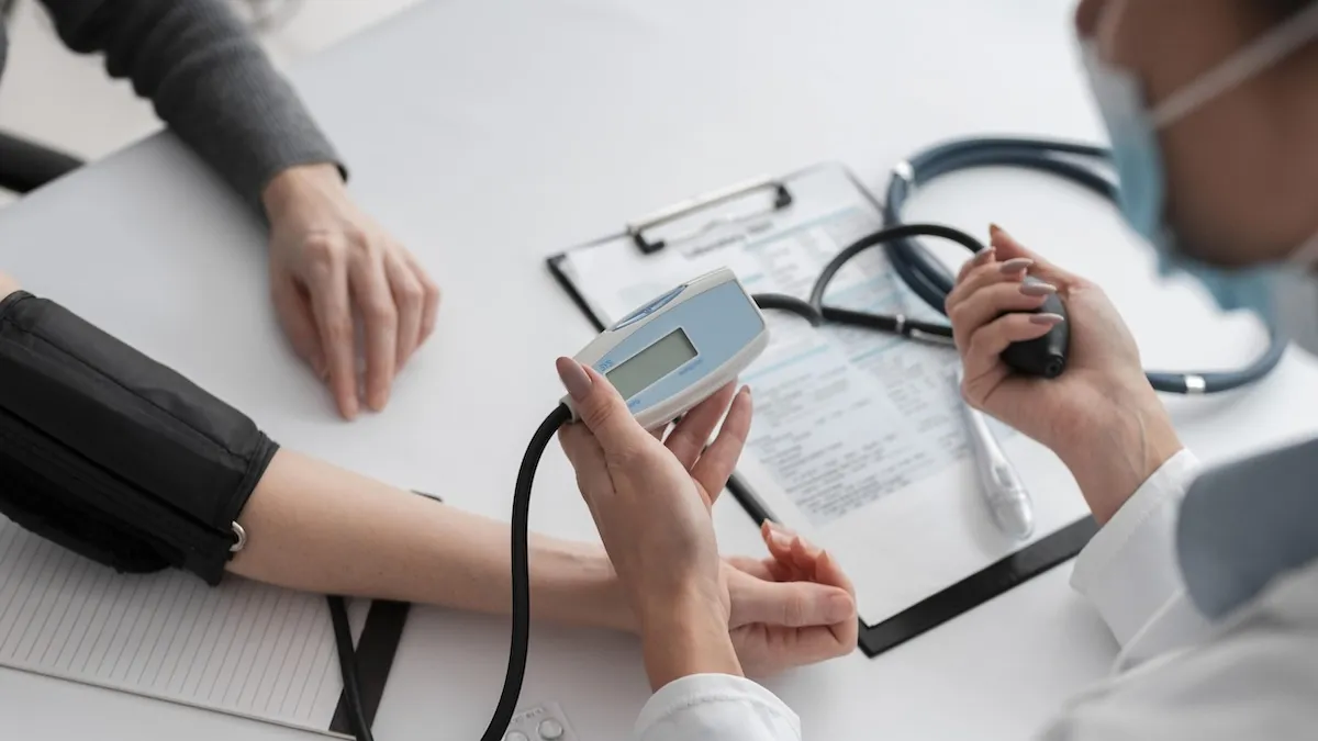 «Скринінг здоров'я 40+»: як українцям оформити виплату на безкоштовний чекап