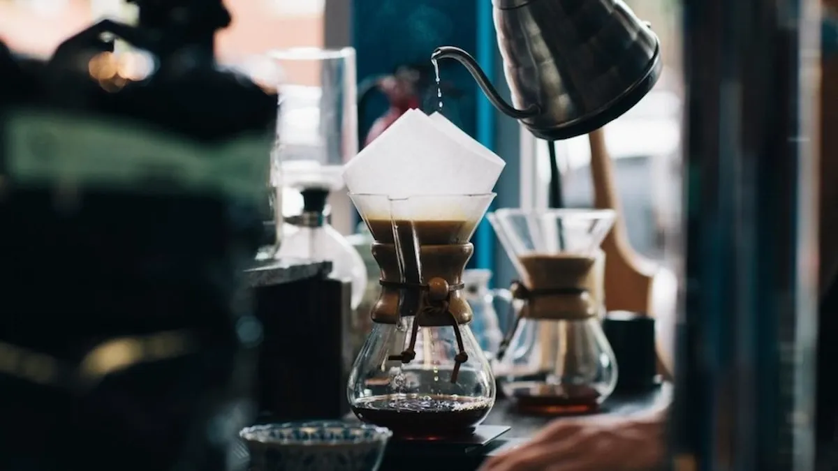 Чи можна запивати ліки кавою? Фармацевт розповів все, що потрібно знати з цього питання