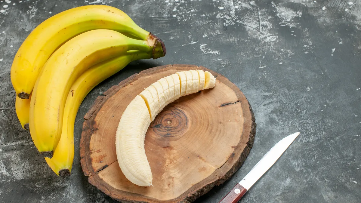 Не варто давати дітям: експерти назвали фрукт, який може бути небезпечним для малечі