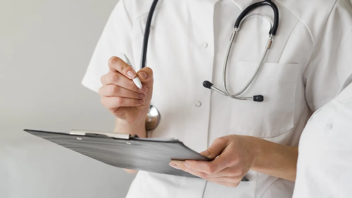 Блогерка порівняла медицину в Україні та двох країнах Європи: «‎Довелося чекати чотири місяці»