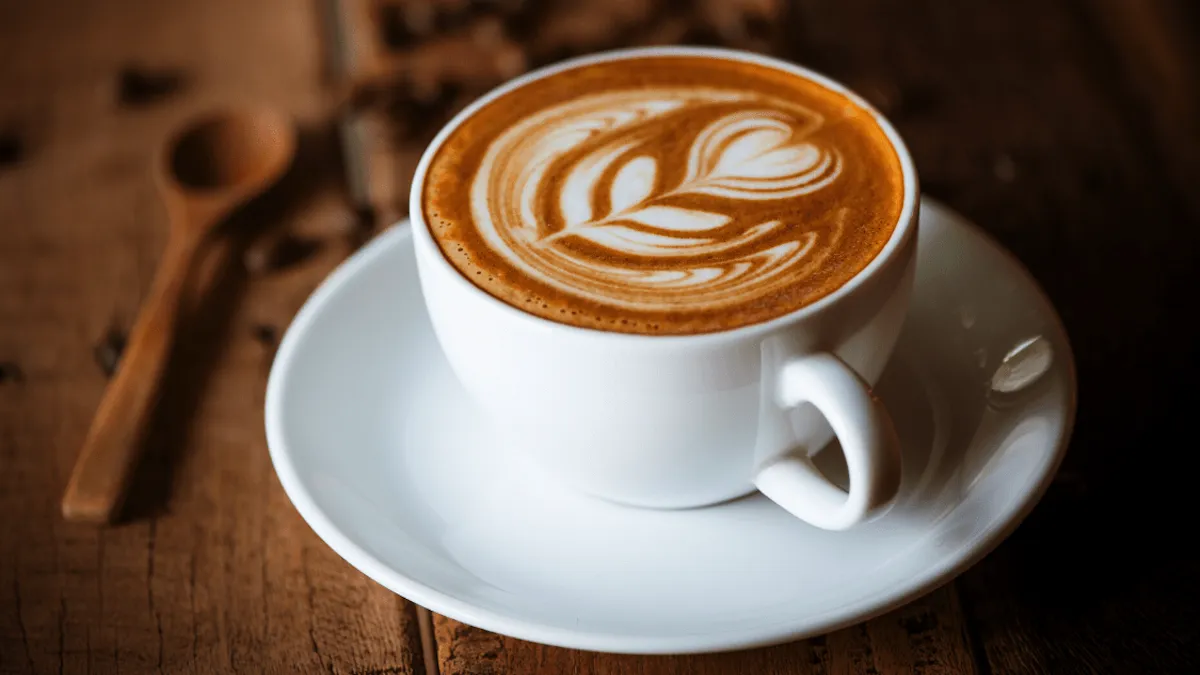 Вечірня кава краде ваш сон: коли потрібно випити останню чашку