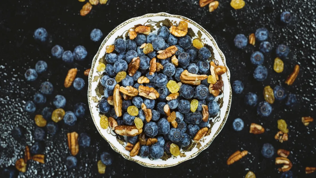 Названо 10 продуктів, які сповільнюють старіння: ось що потрібно їсти, щоб жити довше