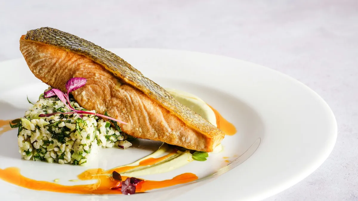 Де більше білка – у лосося чи курки? Дієтологи розкрили, яке м'ясо корисніше