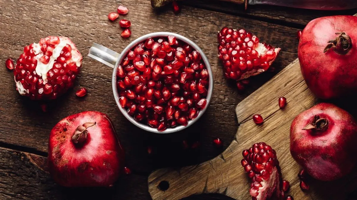 Експерти пояснили, чи можна їсти грантові кісточки: що у такому випадку станеться з кішківником