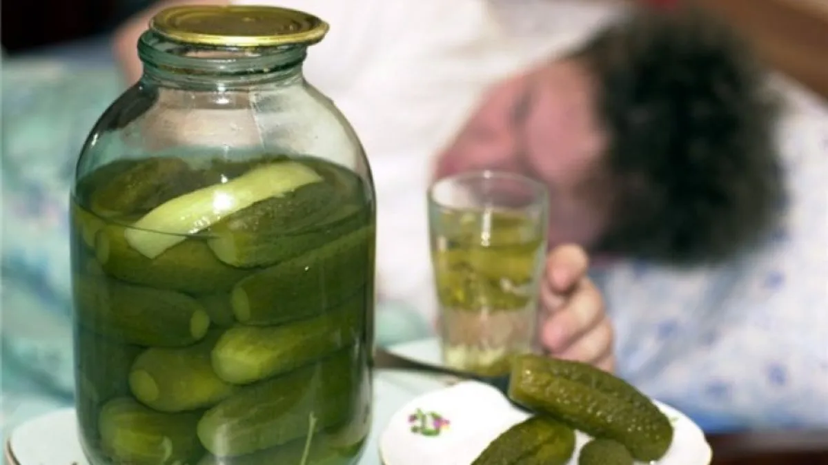 Позбавляє не лише від головної болі з похмілля: чим корисним огірковий розсіл – справжня аква віта