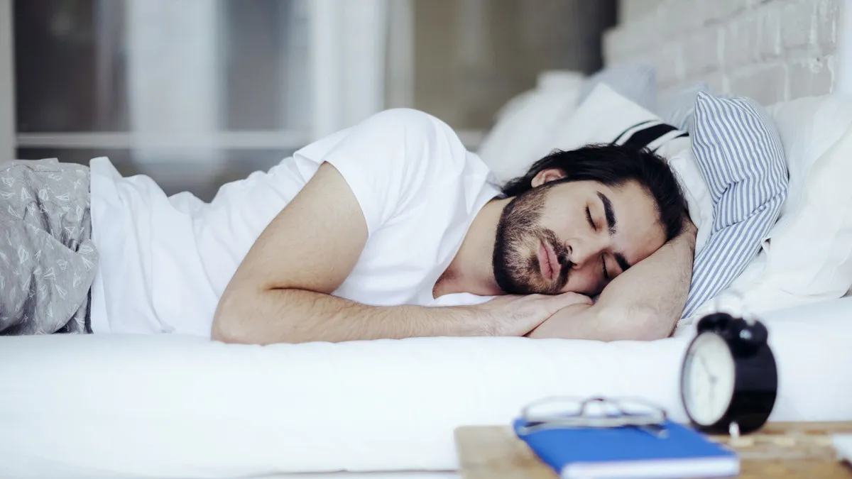 Модний тренд зі сном по 4 години провокує панічні атаки й не лише: чим небезпечний для здоров'я недосип