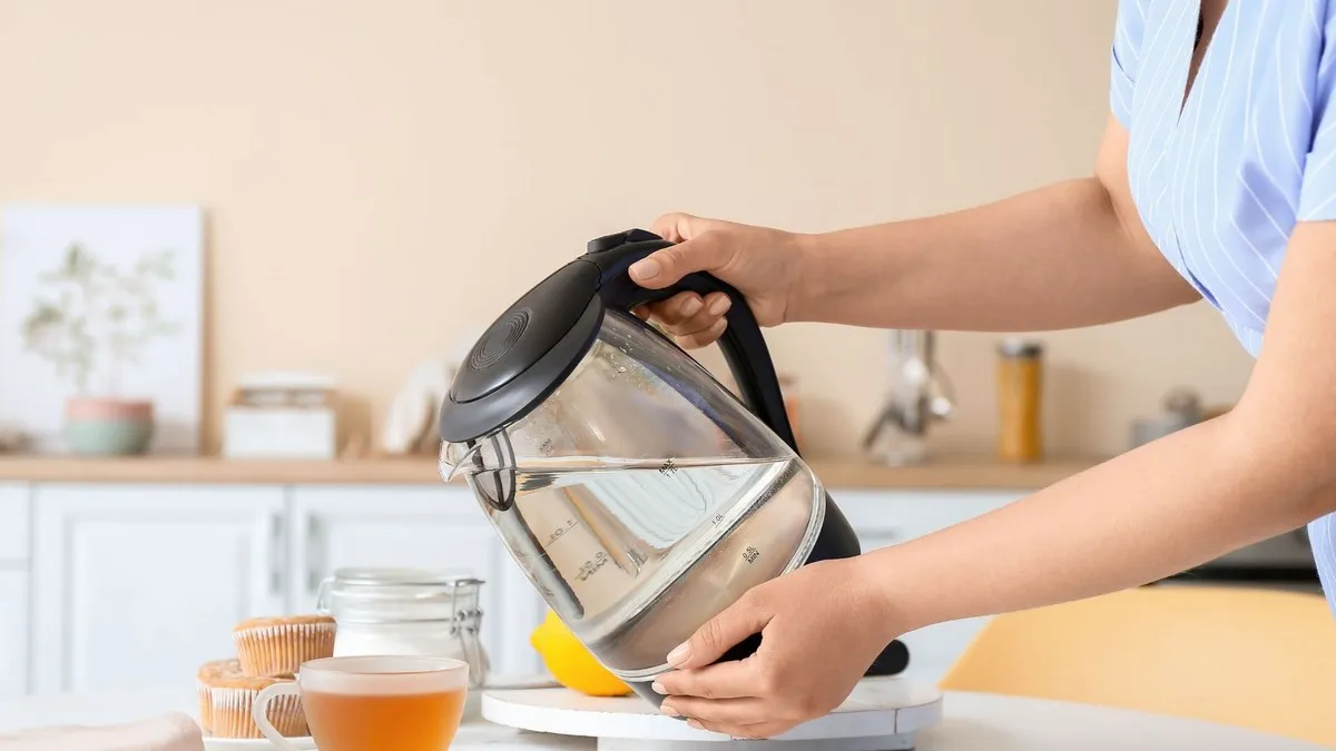 Корисніша за чай: експерти назвали 12 причин пити гарячу воду щодня