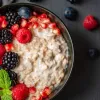 Від фруктів до шпинату: топ-12 корисних добавок до вівсянки