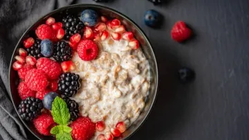Від фруктів до шпинату: топ-12 корисних добавок до вівсянки