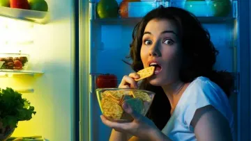 Пізні вечері та нічні перекуси: чим це може обернутися для здоров’я