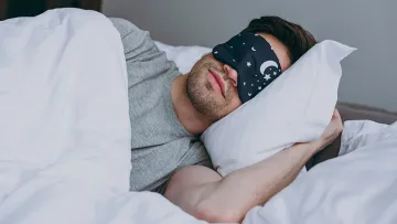 Що з’їсти ввечері, аби заснути швидше: прості поради, які справді працюють