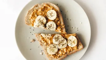 Від банана з арахісом до хумусу: топ-7 перекусів, які заряджають енергією на весь день