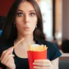 Бажання з'їсти солоне може свідчити про рідкісну хворобу: експерти назвали декілька можливих симптомів
