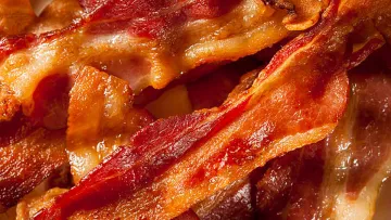 Краще обмежити у раціоні: лікарка назвала продукти, що можуть викликати онкологічні захворювання