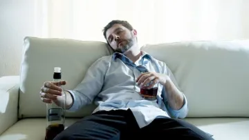 «100% – є ознакою»: британські вчені розповіли, як зрозуміти, що людина алкоголік та як побороти залежність