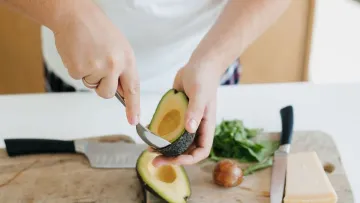 Названо вітамін, який може спровокувати рак простати у чоловіків: що не варто їсти представникам сильної статі