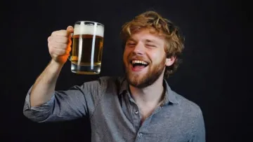 Любов до пива може передчасно звести в могилу: чому не можна пити хмільний напій щоденно