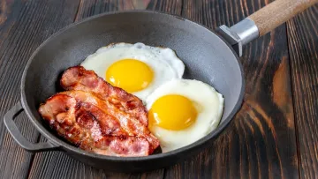 Експертка назвала продукт у яєчні, що підвищує холестерин: що не можна додавати до сніданку