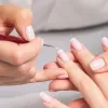 Агресивне обрізання кутикули в салоні краси руйнує здоров'я нігтів: дерматолог назвала причину