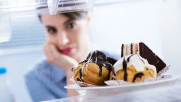 Після восьмої не можна? Експерти спростували міф про вечірні солодощі