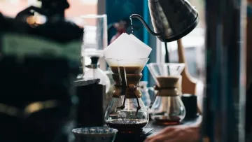 Чи можна запивати ліки кавою? Фармацевт розповів все, що потрібно знати з цього питання