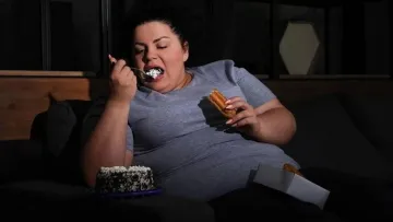 Забудьте про пізні перекуси: вчені з’ясували, як нічна їжа руйнує ваш кишківник