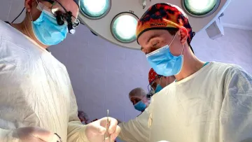 20 днів у лікарні та три операції: на Івано-Франківщині медики врятували хлопчика, який проковтнув батарейку