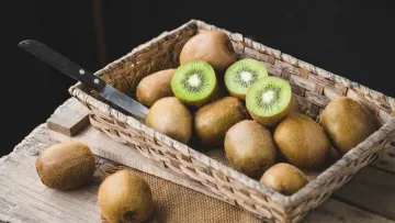 Замість снодійного та гаджетів: який фрукт треба з’їсти перед сном, щоб заснути за лічені хвилини