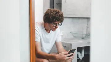 Погані новини для любителів сидіти на унітазі з телефоном: така практика може спровокувати болюче захворювання