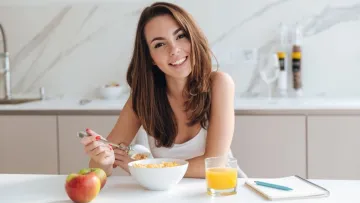 Ці 5 продуктів допоможуть жінкам підтримувати красу й здоров'я без ін'єкцій та суперфудів: чи є у списку сало