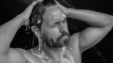 Щодня чи раз на тиждень: як часто насправді потрібно мити голову – поради від перукарів і медиків зі США