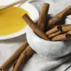 Кава з корицею геть не на фарт: вчені з'ясували, що популярна приправа може впливати на дію деяких ліків