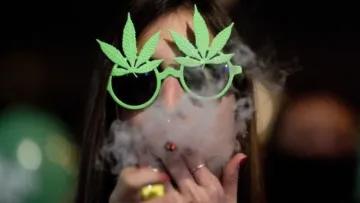 Паління канабісу може спровокувати не лише звичку до травички: розвитку якого захворювання сприяє марихуана
