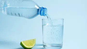 Вчені знайшли спосіб видалення мікропластику у воді: ефективність сягає 90%
