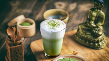 Матча замість кави: чому вечірній зелений напій може вкрасти ваш сон непомітно