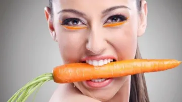 Як відбілити зуби за копійки та без відвідин дантиста: лікарка розповіла, що слід гризти