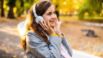 Прослуховування музики суттєво знижує ризик розвитку надважкої хвороби: що здатні лікувати ноти й голоси