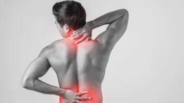 Небезпечна звичка: як хрустіння шиєю може закінчитися інсультом та паралічем